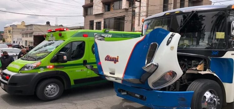Mujer queda prensada entre camioneta y autobús en Toluca