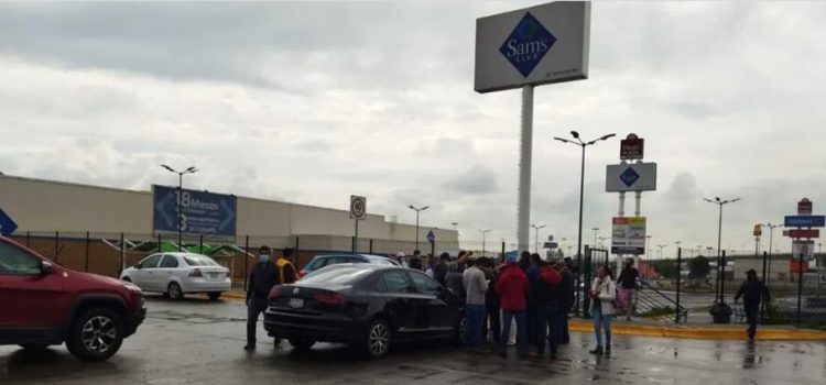 Bloquean accesos a tráileres por falta de mantenimiento vecinos de Sauces, Toluca