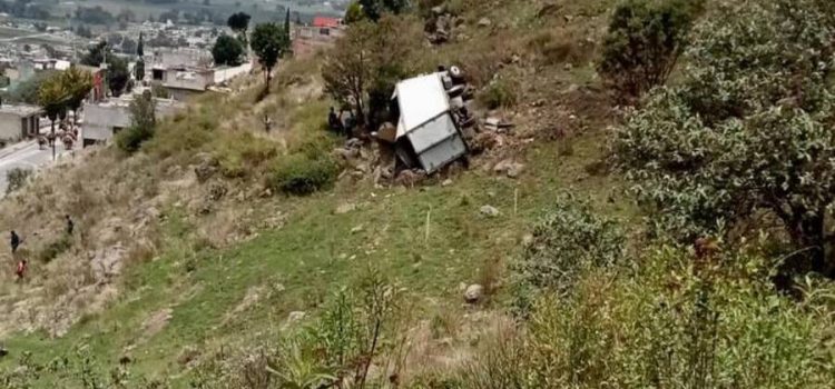 Se desbarranca tráiler en autopista Toluca-Naucalpan