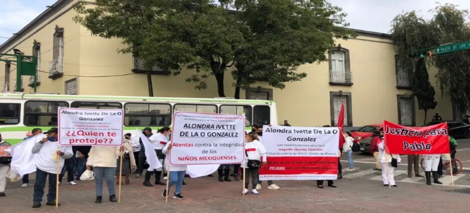 Familiares se manifiestan en Toluca para exigir la restitución de patria potestad de un menor
