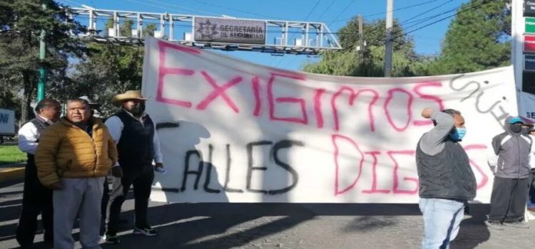 Realizan bloqueo por exceso de baches en Toluca