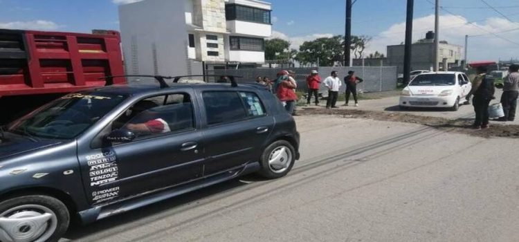 Taxistas reparan baches en la zona norte de Toluca