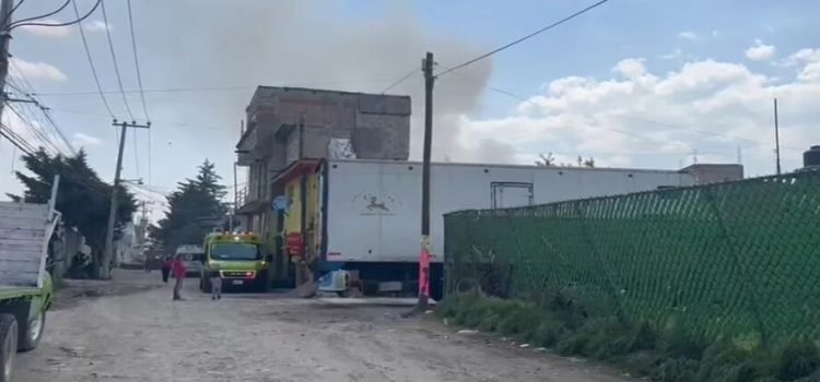 Incendio consume almacén de plásticos en Toluca