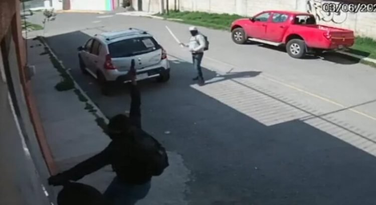 Encapuchados atacarón vehículos y domicilio en Toluca