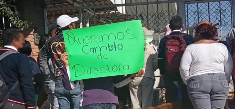 Exigen destitución de directora por malos tratos en telesecundaria de Toluca