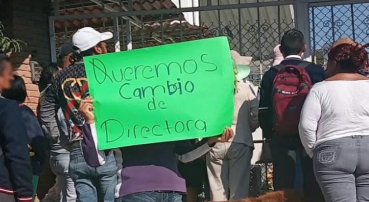 Exigen destitución de directora por malos tratos en telesecundaria de Toluca