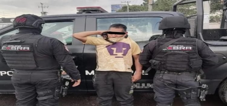 Detienen a sujeto que daba espectáculo con un mono en Toluca
