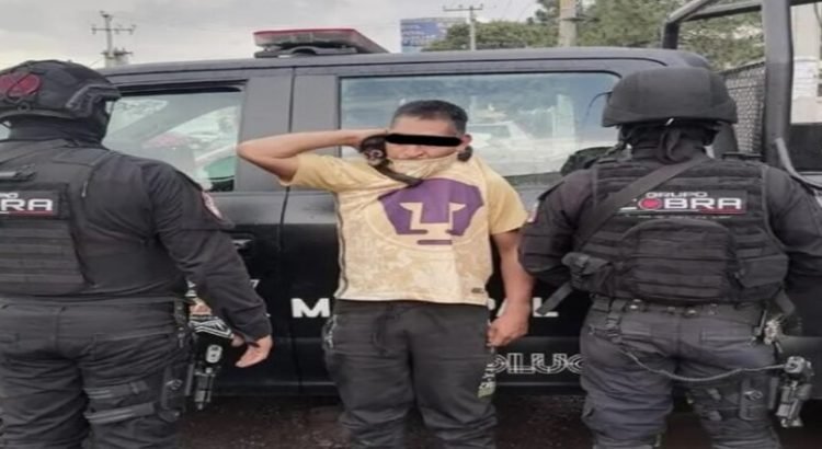 Detienen a sujeto que daba espectáculo con un mono en Toluca