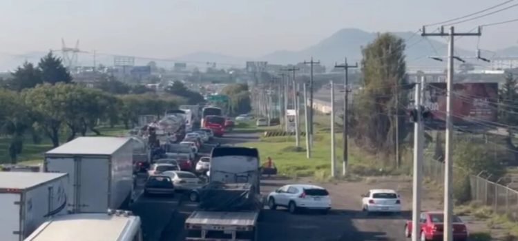 Chatarreros bloquean en protesta la carretera Toluca-Atlacomulco
