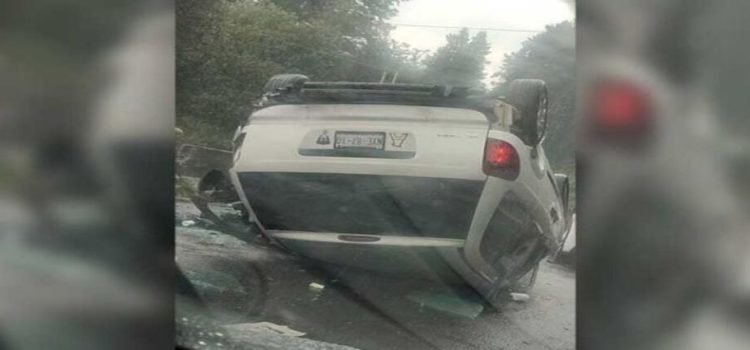 Vuelca camioneta sobre autopista México-Toluca