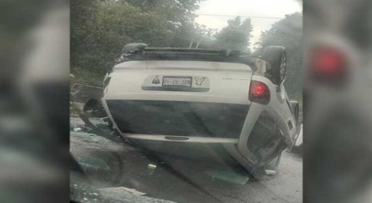 Vuelca camioneta sobre autopista México-Toluca