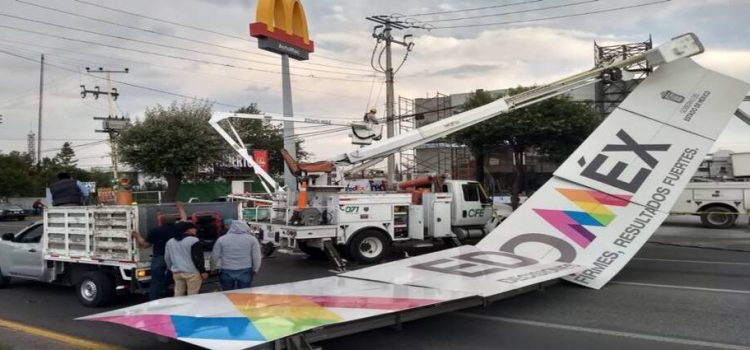 Colpasó espectacular sobre Avenida López Mateos en Toluca