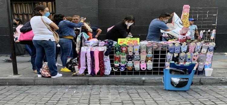 Comerciantes callejeros trabajan pese a ineditas altas temperatutras en Edomex
