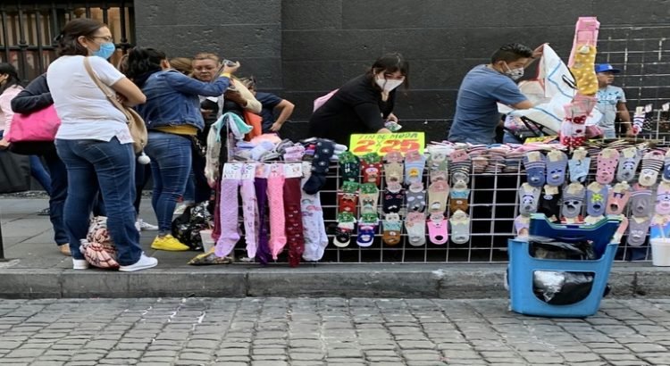 Comerciantes callejeros trabajan pese a ineditas altas temperatutras en Edomex