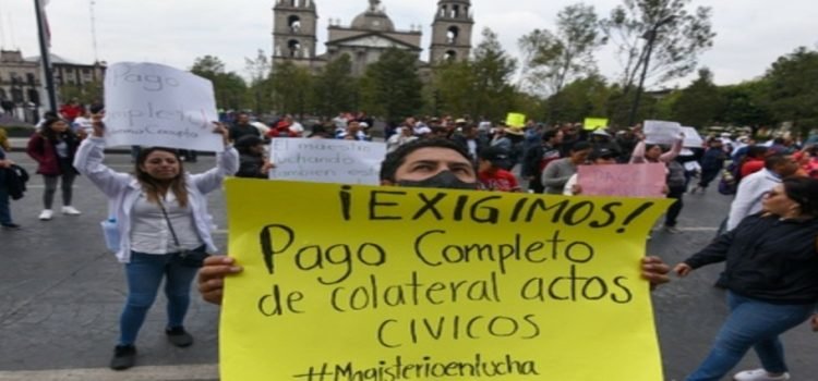 Siguen los bloqueos por parte de maestros en autopistas del Edomex; exigen pago de prestaciones Siguen los bloqueos por parte de maestros en autopistas del Edomex; exigen pago de prestaciones
