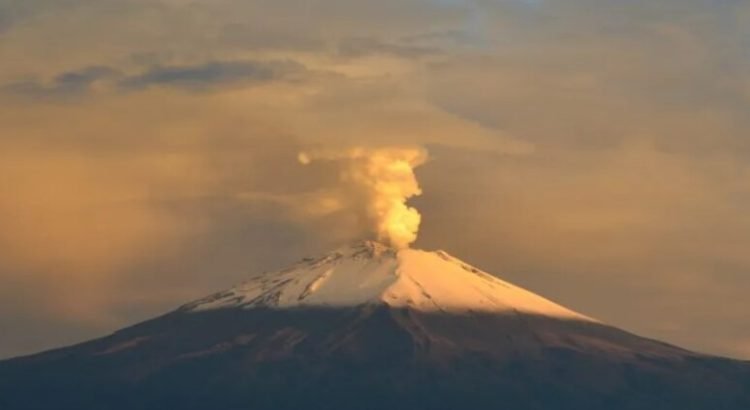 Volcán Popocatépetl inicia julio explusando ceniza en Edomex y Puebla