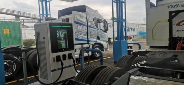 Inauguran primer ‘hub’ de carga eléctrica de camiones pesados en el Edomex