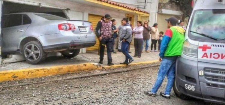 Coche se estrelló contra casa en Toluca; hay 2 lesionados