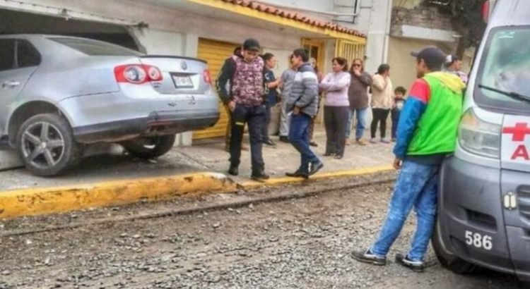 Coche se estrelló contra casa en Toluca; hay 2 lesionados