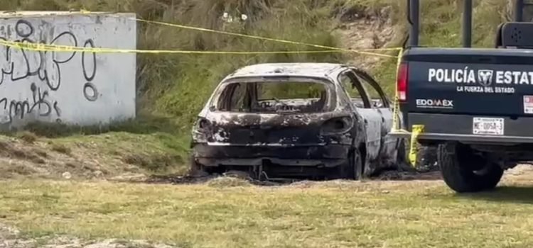 Encuentran automóvil calcinado con restos humanos en Toluca