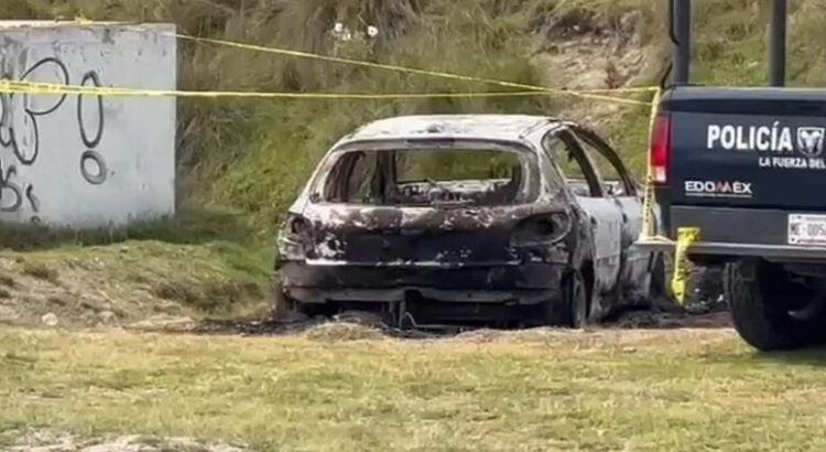 Encuentran automóvil calcinado con restos humanos en Toluca