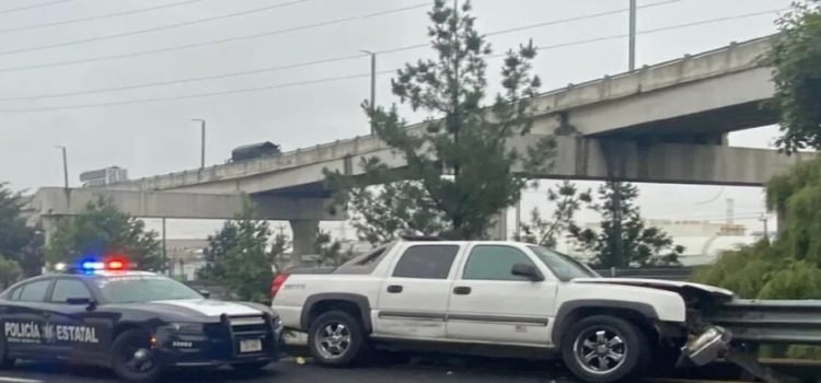 Conductor muere tras chocar contra muro de contención en Toluca