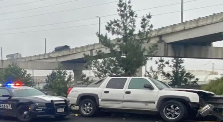 Conductor muere tras chocar contra muro de contención en Toluca