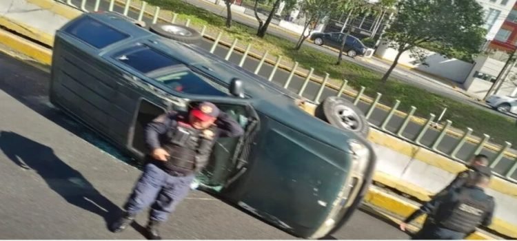 Vuelca camioneta en la México-Toluca; hay 3 heridos