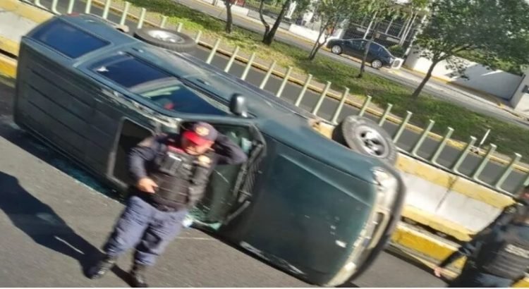 Vuelca camioneta en la México-Toluca; hay 3 heridos
