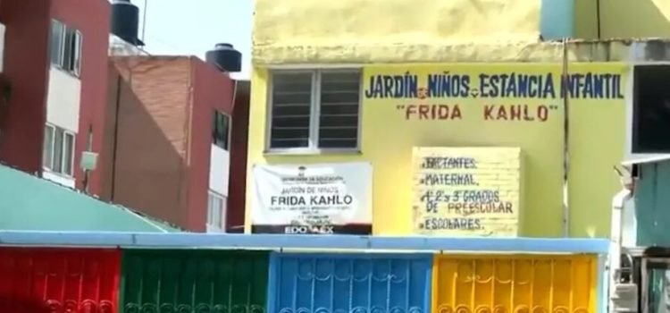 Trasladan a DIF de Toluca a hijo de padres que agredieron a maestra en kínder de Cuautitlán Izcalli