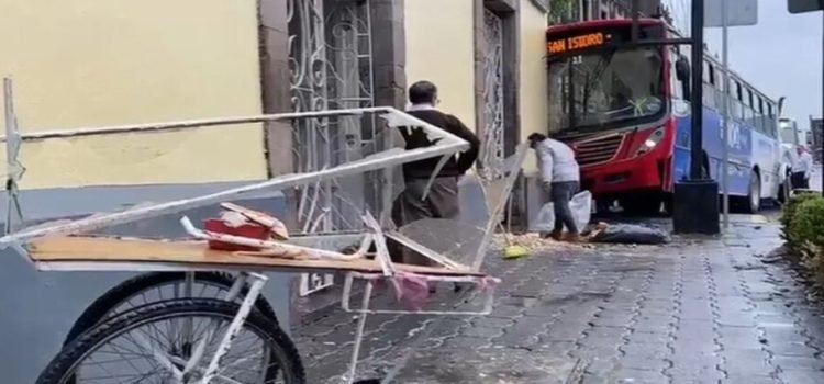 Camión chocó contra muro por falla mecánica y lluvias en Toluca
