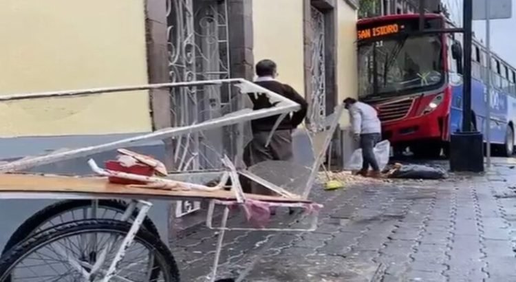 Camión chocó contra muro por falla mecánica y lluvias en Toluca