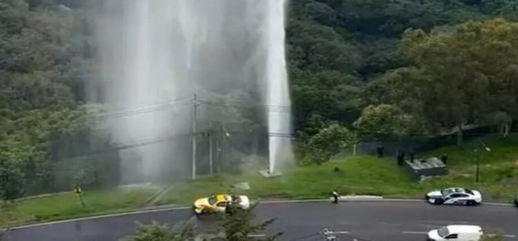 Mega fuga de agua en carretera México-Toluca
