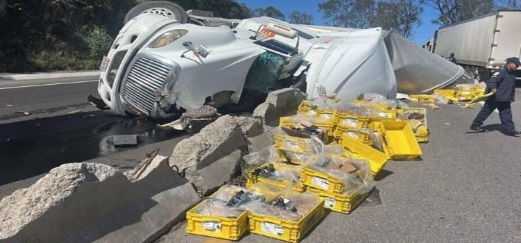 Vuelca tráiler con refacciones automotrices y se desata rapiña en la Toluca-Acambay