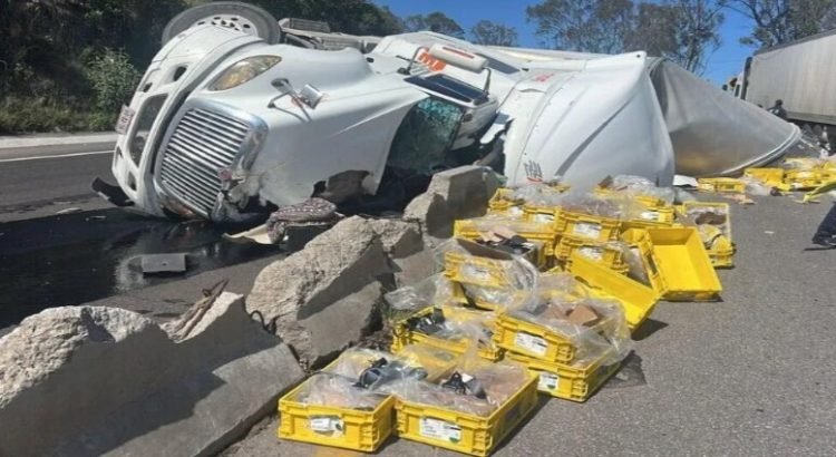 Vuelca tráiler con refacciones automotrices y se desata rapiña en la Toluca-Acambay
