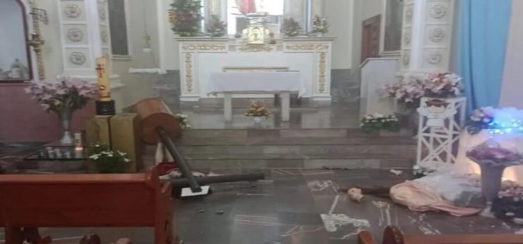 Hombre destroza figuras religiosas de un siglo de antigüedad en iglesia de Toluca