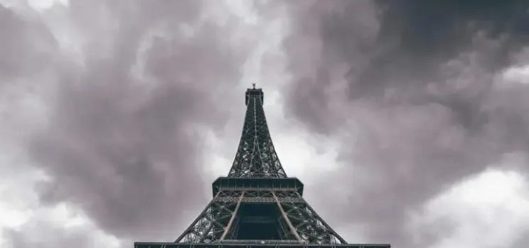 Escaló la Torre Eiffel y bajó desde la cima en paracaídas Escaló la Torre Eiffel y bajó desde la cima en paracaídas