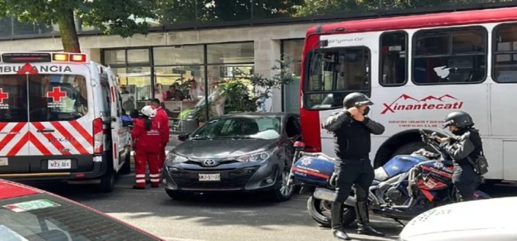 Autobús de pasajeros choca en Toluca; hay 4 lesionados