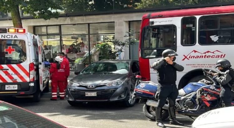 Autobús de pasajeros choca en Toluca; hay 4 lesionados