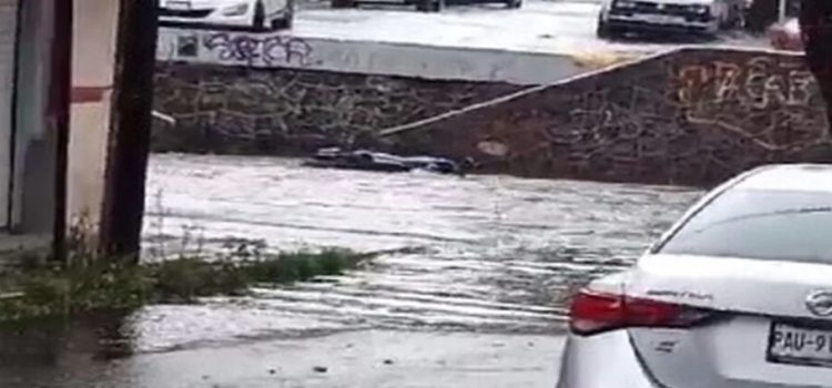 Lluvias arrastran moto tras lluvias torrenciales en Toluca