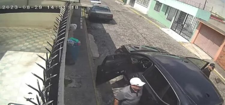 Captan el robo de faros de automóvil de lujo en Toluca