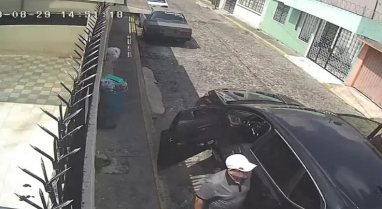 Captan el robo de faros de automóvil de lujo en Toluca