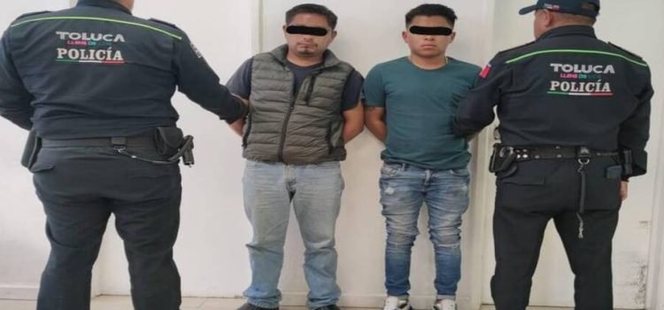 Detienen a 2 presuntos roba-coches en Santa Ana Tlapaltitlán