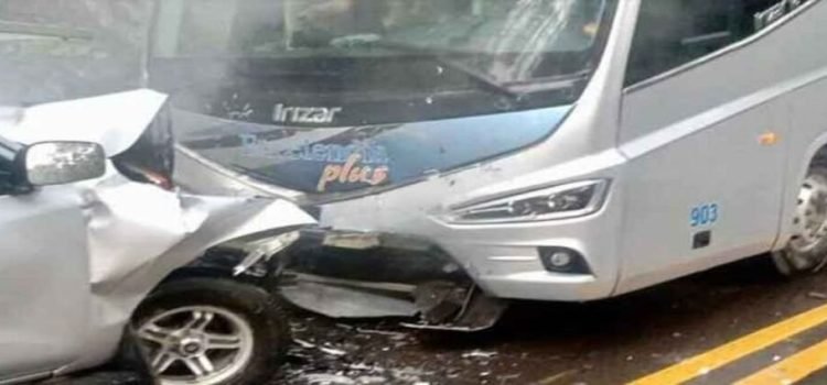 Camioneta chocó contra autobús en la carretera Toluca-Cd. Altamirano