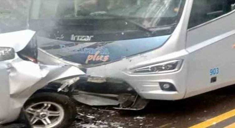 Camioneta chocó contra autobús en la carretera Toluca-Cd. Altamirano