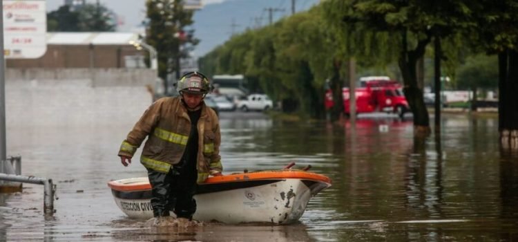 Lluvias provocan severos encharcamientos en calles de Toluca