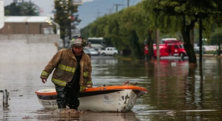 Lluvias provocan severos encharcamientos en calles de Toluca