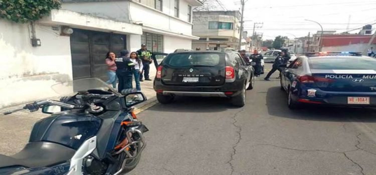 Policía de Toluca arrastra a vehículo por no pagar parquímetro virtual