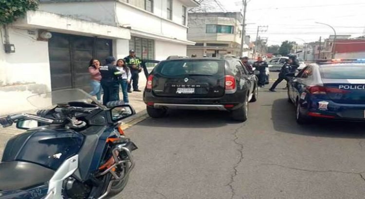 Policía de Toluca arrastra a vehículo por no pagar parquímetro virtual
