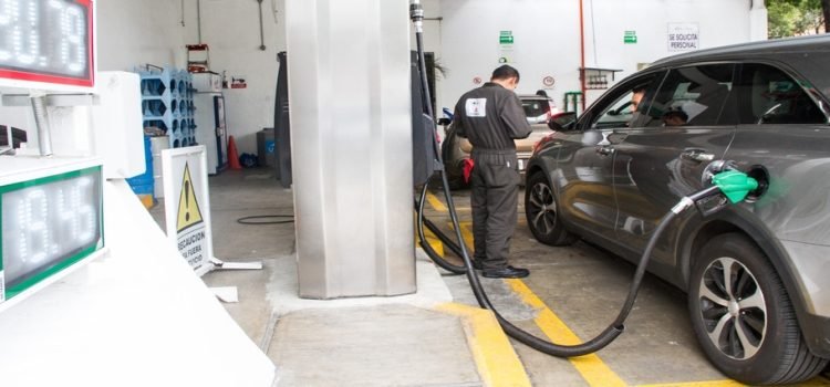 Encañonan con arma de fuego a despachador de gasolina para no pagar cuenta en Toluca